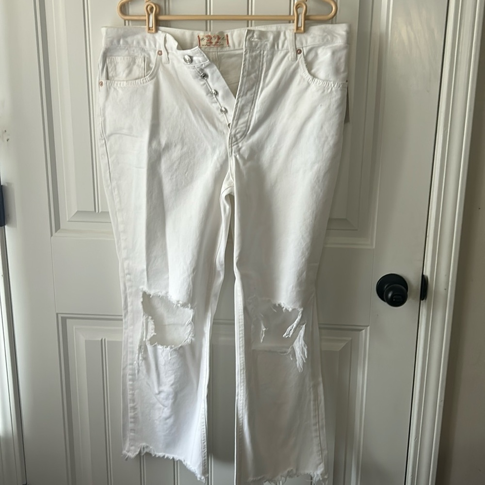 NWT Free distressed jean in optic white 
Size 32